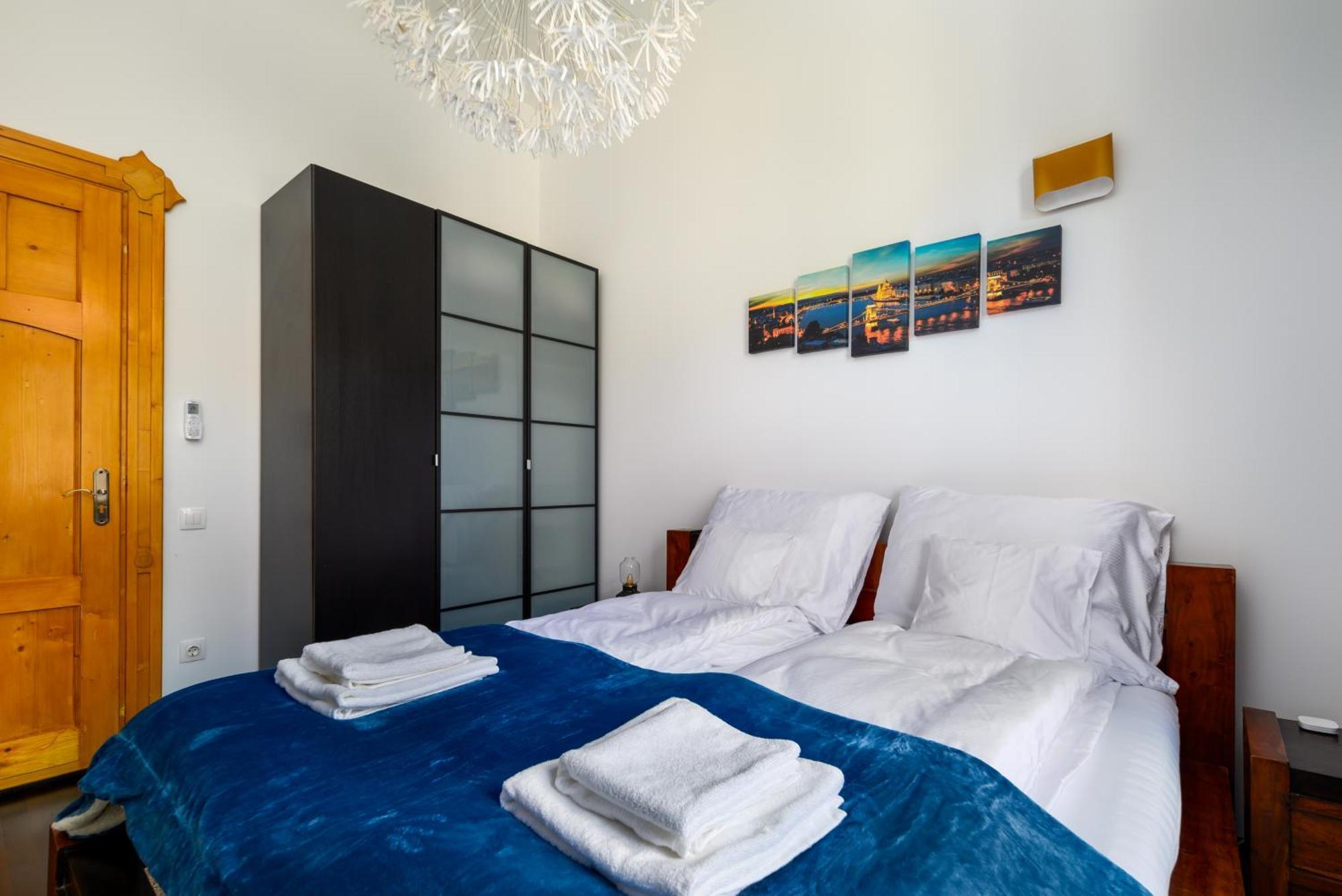 Rustic Downtown 106 M2 Apartment *